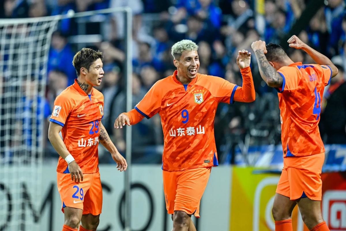 易游官方网站 -山东泰山训练开放日，窗口期主帅复盘引欢呼，亚冠在即，阵容厚度经受考验(山东泰山亚冠在线直播)